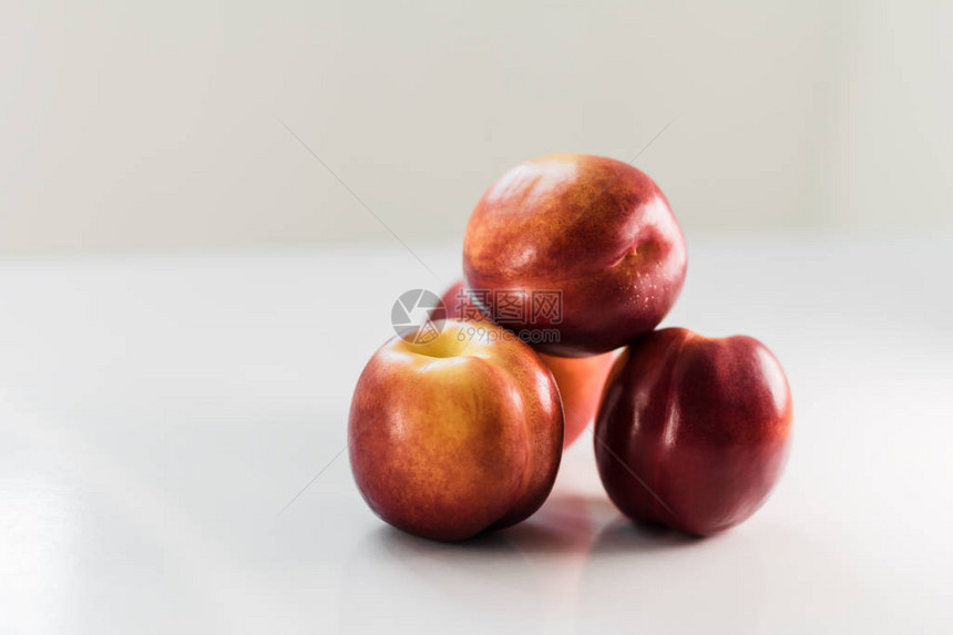 白桌上的红蛋白桃子苹果美味的果实图片