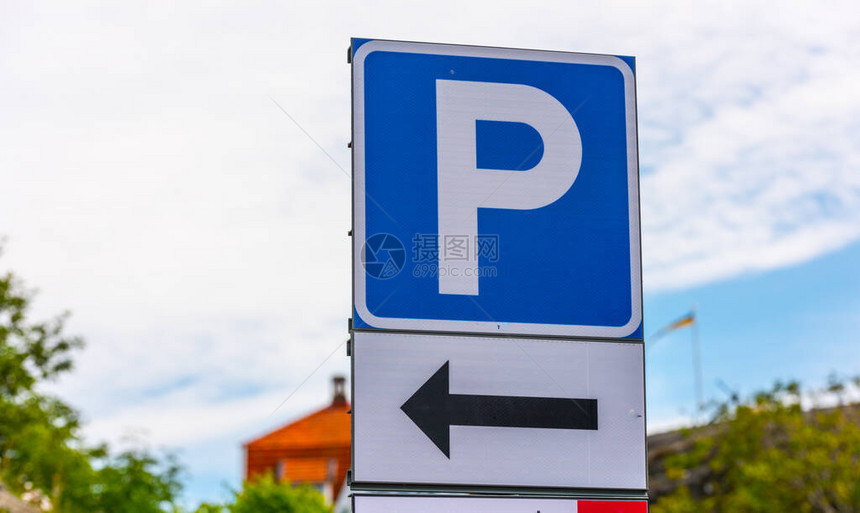 停车标志和箭头显示允许停图片