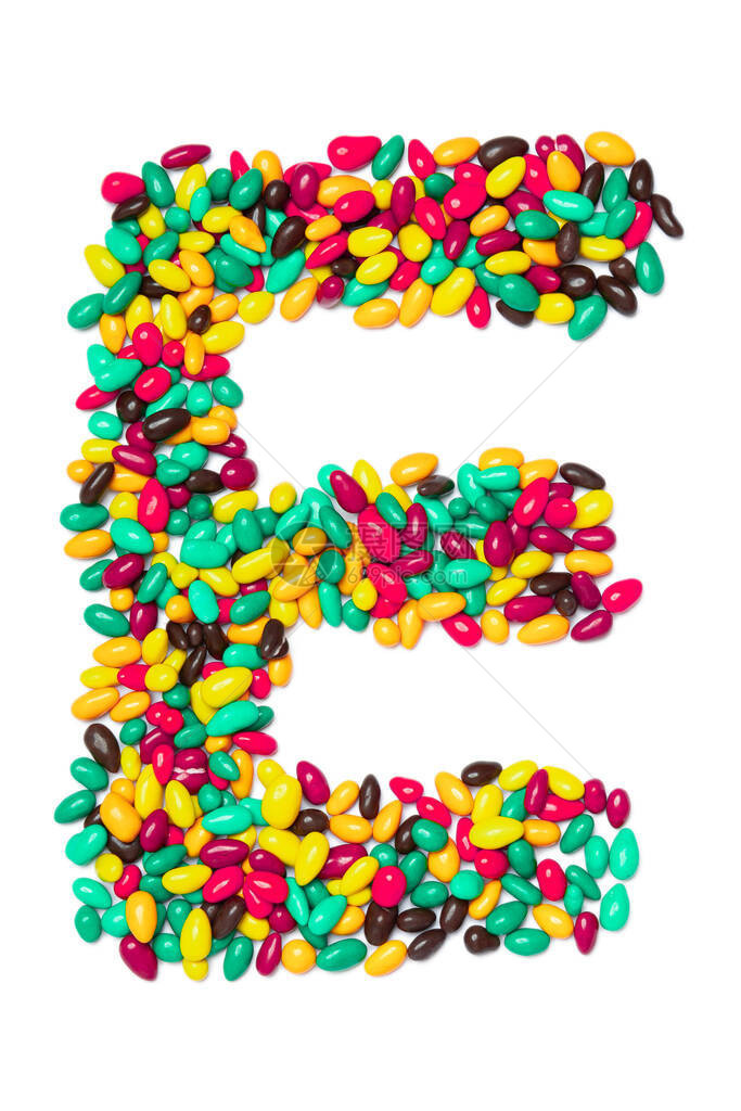 英文字母E来自白色孤立背景上的彩色圆形巧克力由儿童糖果制成的食物图案儿童设计图片