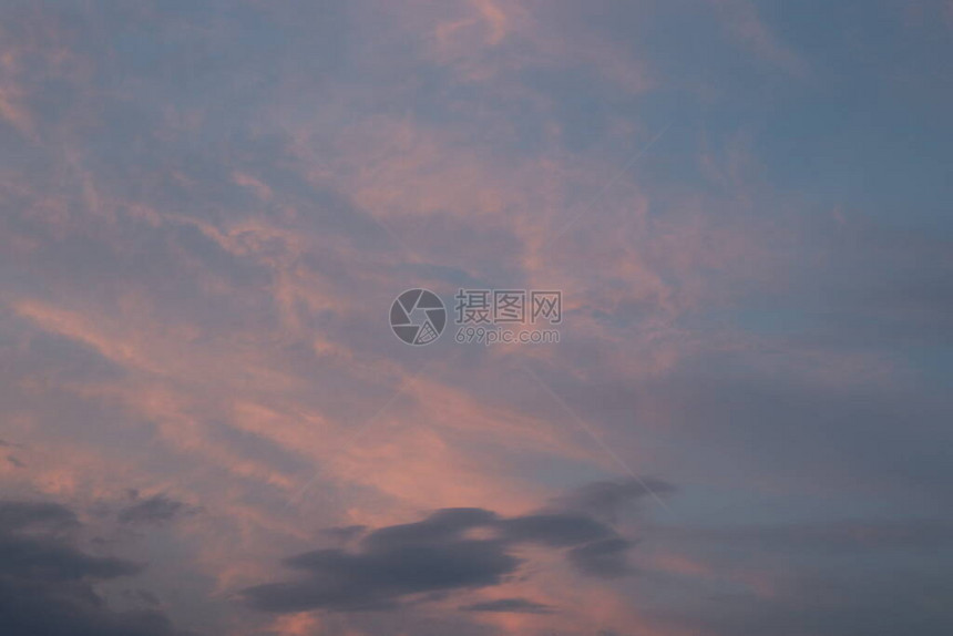 粉红色的多云天空天空天地观美图片