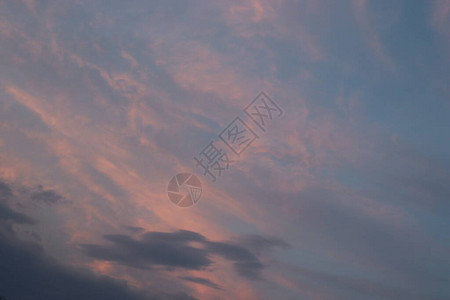 粉红色的多云天空天空天地观美图片