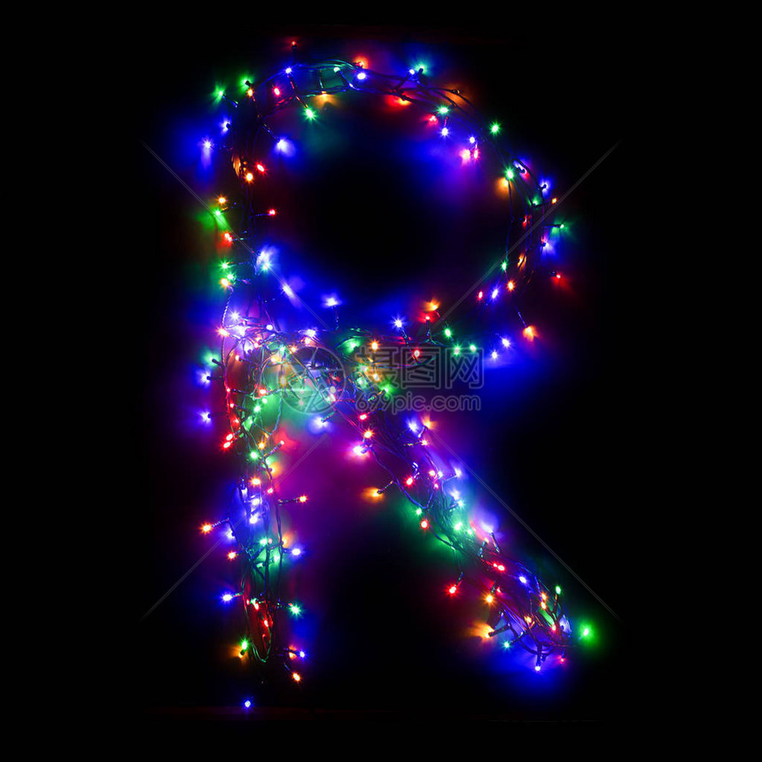 英文字母的字母R来自黑色孤立背景上的彩色电子花环的字母表彩色灯泡的花环圣诞假期卡片图片