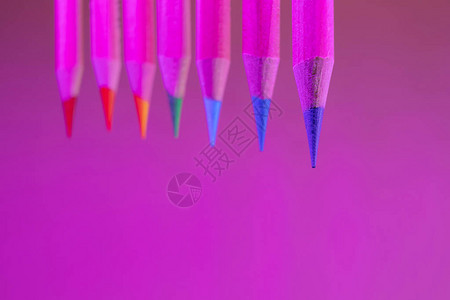 彩虹色的彩色铅笔在时尚的霓虹灯下特写艺术配饰创意的概念文本的地图片