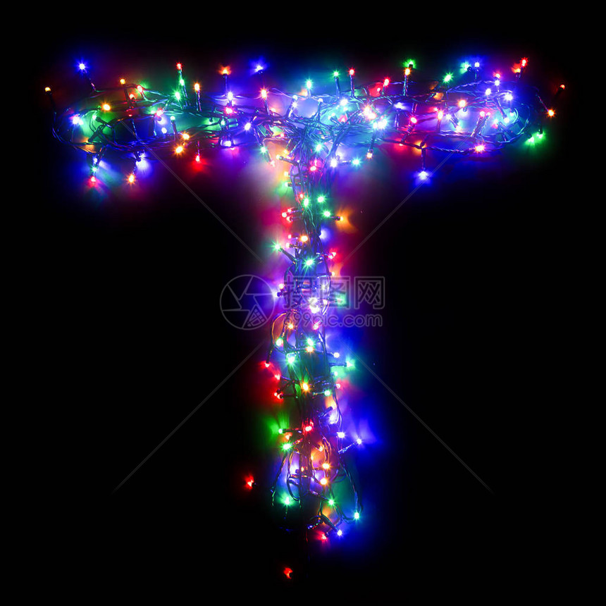 英文字母的字母T来自黑色孤立背景上的彩色电子花环的字母表彩色灯泡的花环圣诞假期卡片图片