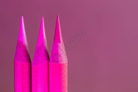 彩色铅笔在时尚的亮光中贴近艺术配件创造概念文本的位图片