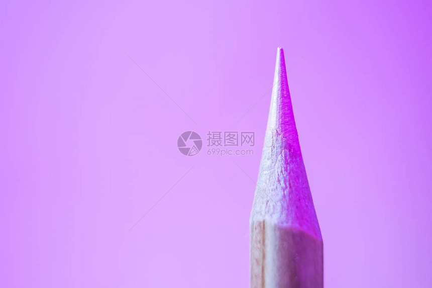 彩色铅笔特写在时尚的亮光中艺术配件创造概念文本的位图片