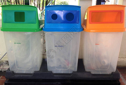 多色绿蓝色橙色垃圾箱清洁回收利用图片