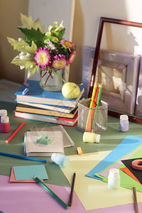 桌子上的书花苹果文具框架和彩纸图片