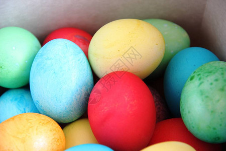 许多彩姿的复活节彩蛋复活节彩蛋红色黄色蓝色图片