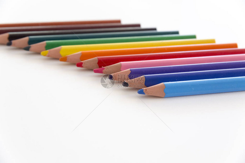 有选择的焦点关闭一些多彩厚的蜡笔在前景上有小指尖与白图片