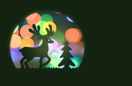 圣诞在松树附近关闭驯鹿在色彩多的紫图片
