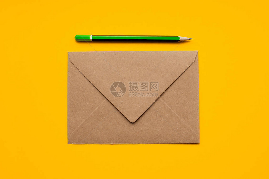 棕色信封和黄色背景的浅绿色铅图片