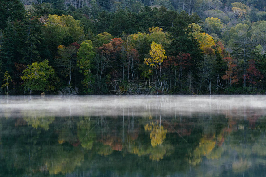 奥内托湖的秋天图片