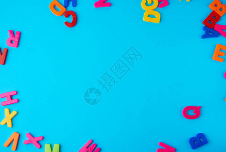 蓝紫色背景上的英文字母塑料多色字母图片