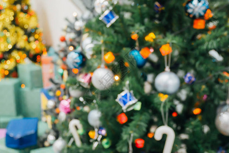 圣诞树装饰着灯光抽象的模糊背景图片