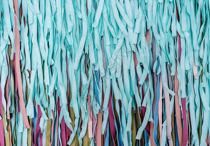 绿宝石蓝色和多色结构纹理材料纺织拉链宏观模糊的抽象背景文图片