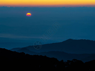 黄昏时分的日落山景观图片