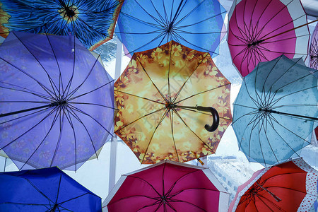 五颜六色的雨伞背景天空中的五颜六色的雨图片