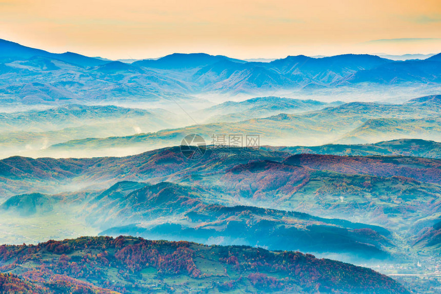 美丽的蓝山和雾山的日落景观图片