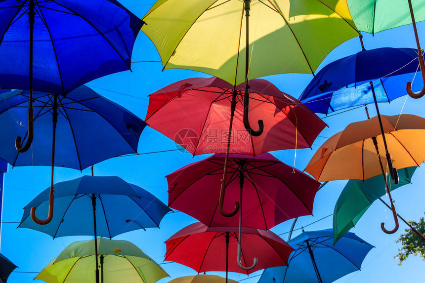 城市街道上的五彩雨伞城市街道上装饰着许多五图片