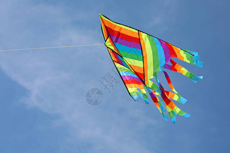 五颜六色的风筝在天上飞图片