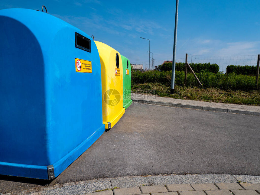 城市街道上的回收概念彩色塑料垃圾容器用于收集回收材料的不同图片