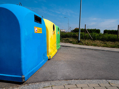 城市街道上的回收概念彩色塑料垃圾容器用于收集回收材料的不同图片