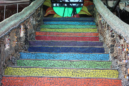 建筑物中美丽的楼梯色彩缤纷美妙的楼梯的照片美丽的风景图案栏杆楼梯由彩色瓷砖制成楼梯用鹅卵插画