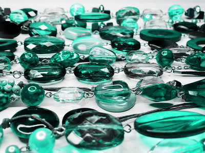 珠宝与明亮多彩的绿色翡翠水晶豪华图片