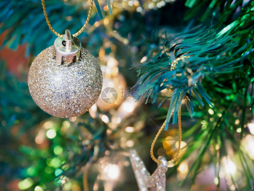 树枝背景上的圣诞树装饰图片