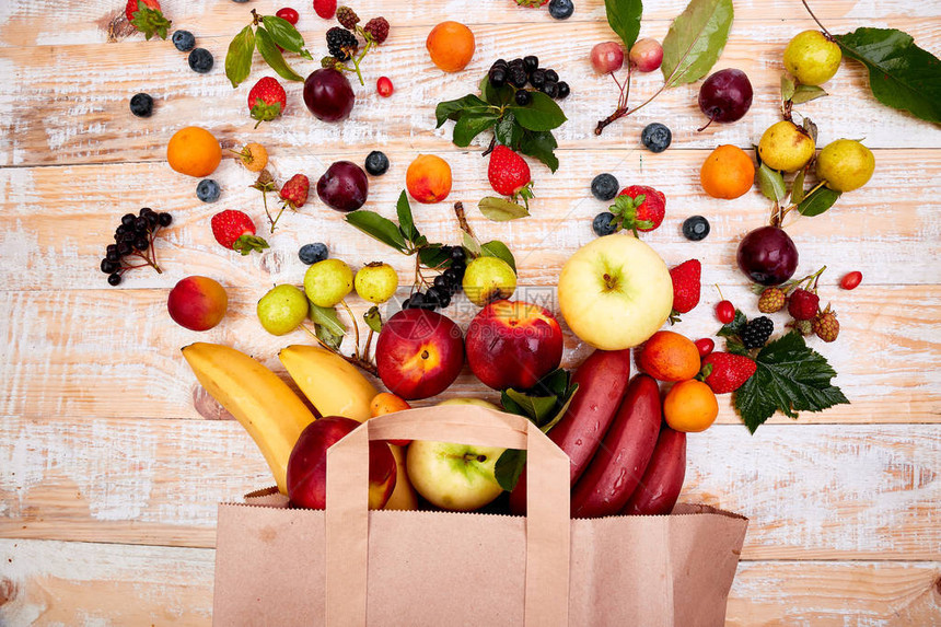 木制背景不同健康水果食品纸袋图片