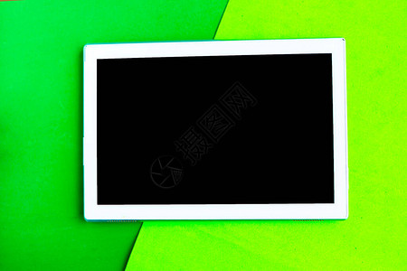 带有绿色几何背景上的黑色模拟屏幕的平板复制文本的空图片