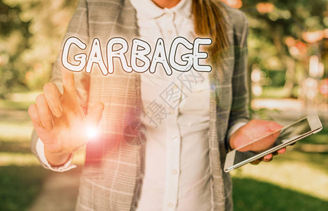 显示垃圾的概念手写概念意味着废物或你扔掉的不需要的东西垃圾女商人坐在图片