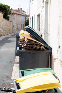 街头城市的纸板垃圾桶回收图片