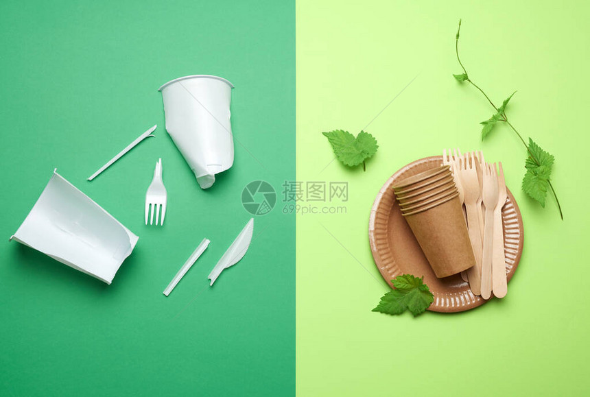 一次餐具中的不可降解塑料废物和绿色背景下环保回收材料制成的一套餐具拒塑环保图片