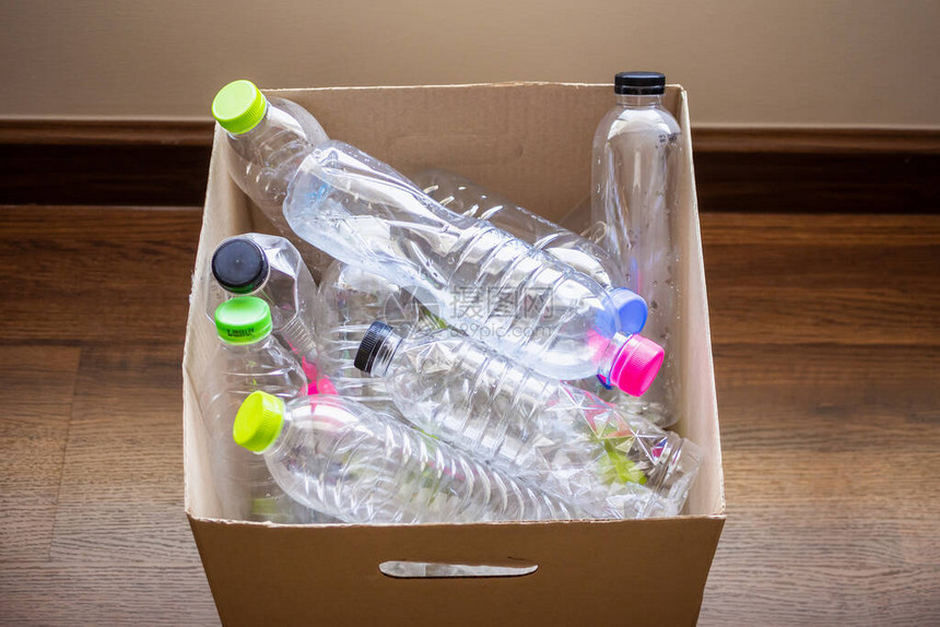 回收纸盒再利用概念中的塑料瓶图片