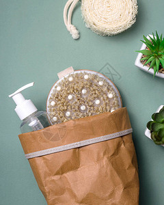 纸袋中的环保浴室配件用于环保生活方式家居和室内装饰的天然图片