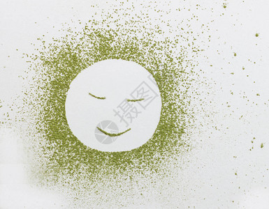Matcha笑脸的粉末配对绿色茶健康饮料概念增能饮料背景图片