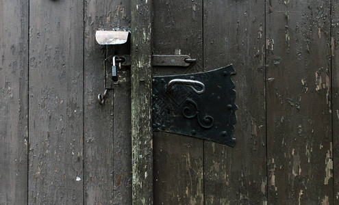木制门的旧铁锁和新铁锁贴近了技图片