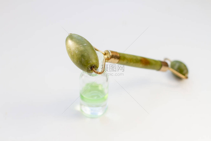 香水瓶和石头绿色按图片