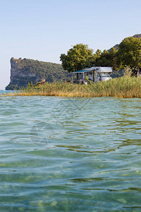 达歇尔在圣比亚吉奥露营地ManerbadelGarda加尔达湖意大利伦巴迪的码头露营场背景