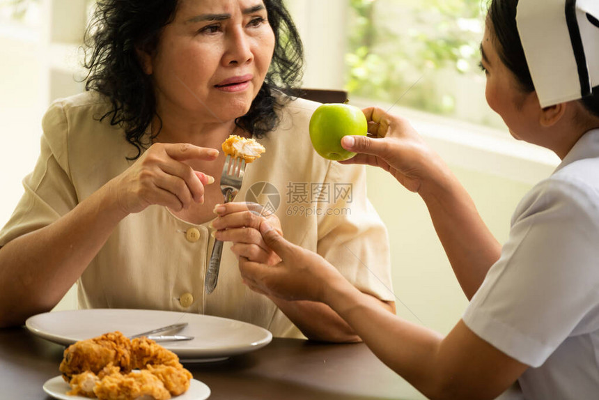 护士建议成年女病人吃苹果而不是图片