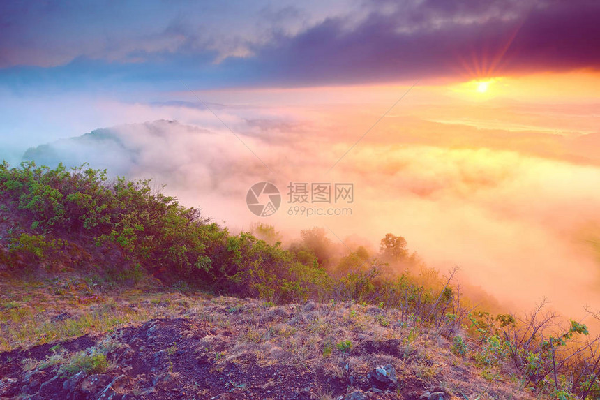 长的寒冷火山玄武岩柱冰冷的火山图片