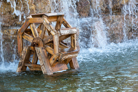 泳池上的木制水车图片