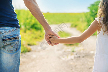 父亲和女儿手牵走路有选择图片