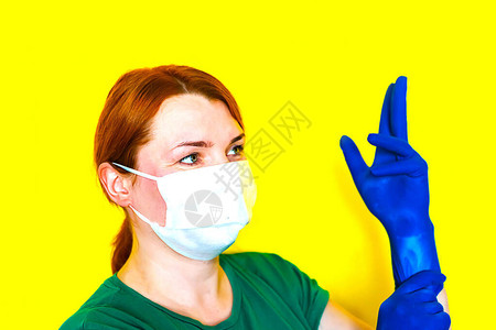 身戴医疗面具的女孩戴上手套共图片