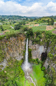 苏门答腊的Sipisopiso瀑布图片