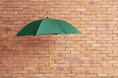 砖背景上的时尚雨伞图片