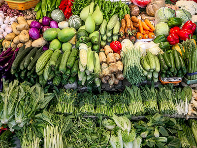 在农民市场深圳市蔬菜在柜台的图片