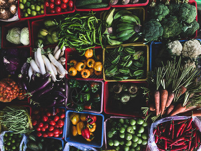 一排大型杂草蔬菜和水果在街头销售的顶端景色豪华市场短路生产公司Hue图片